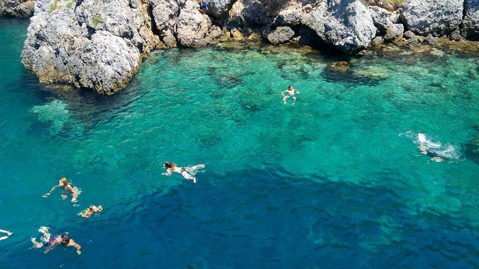 Kuşadası koylarında yüzme molası